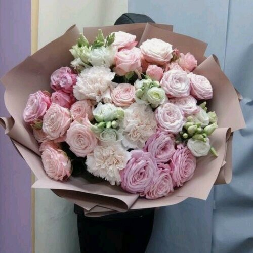 Изображение товара Букет из кустовой пионовидной розы, диантуса, эустомы