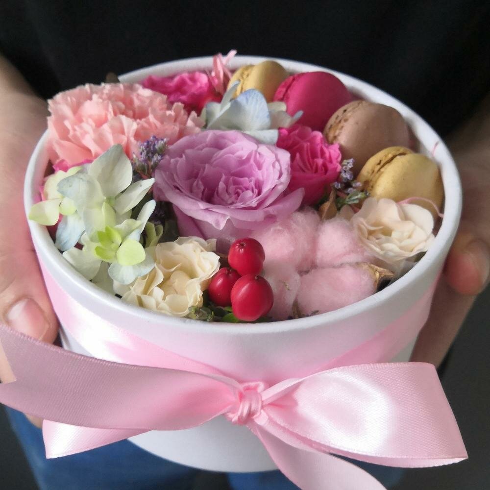 Цветы в коробке. Кустовые розы гиперикум хлопок диантус и макарони.