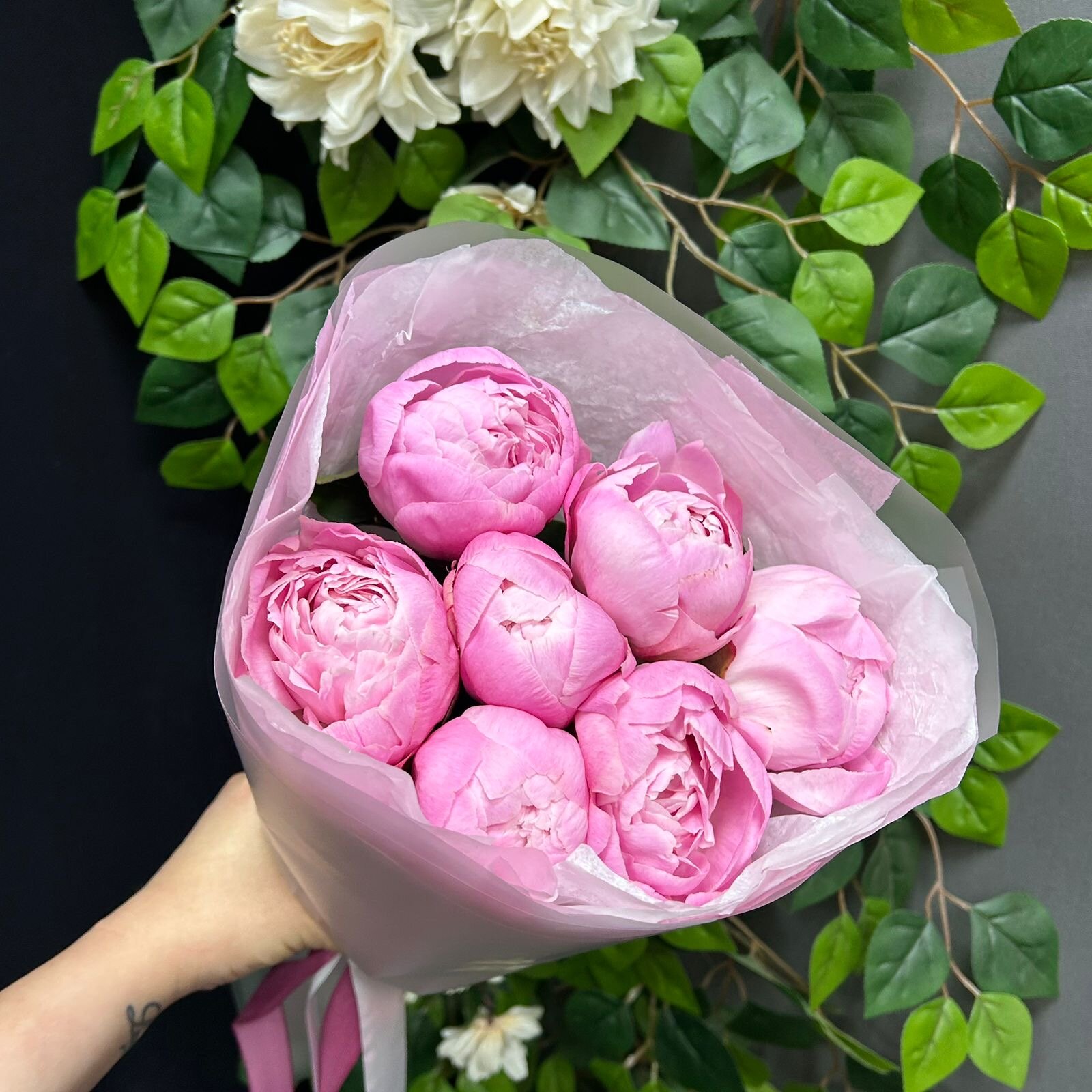 Монобукет ФлавЦвет "Пионы Ярко-розовые" 7 пионов на стеблях 50см матовая пленка