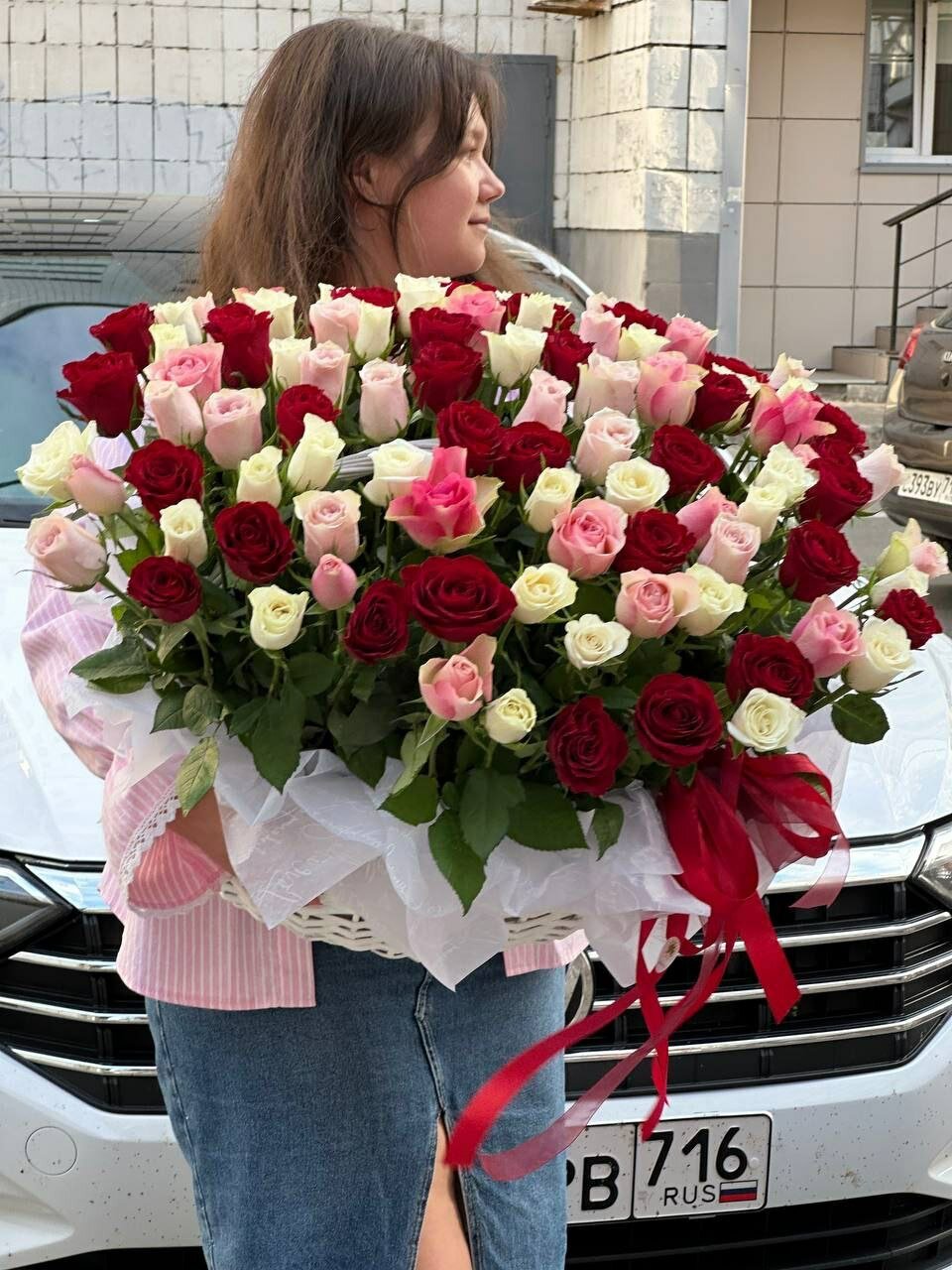 Красивая композиция из 101 розы "Леди Роуз", доставка цветов по Казани.