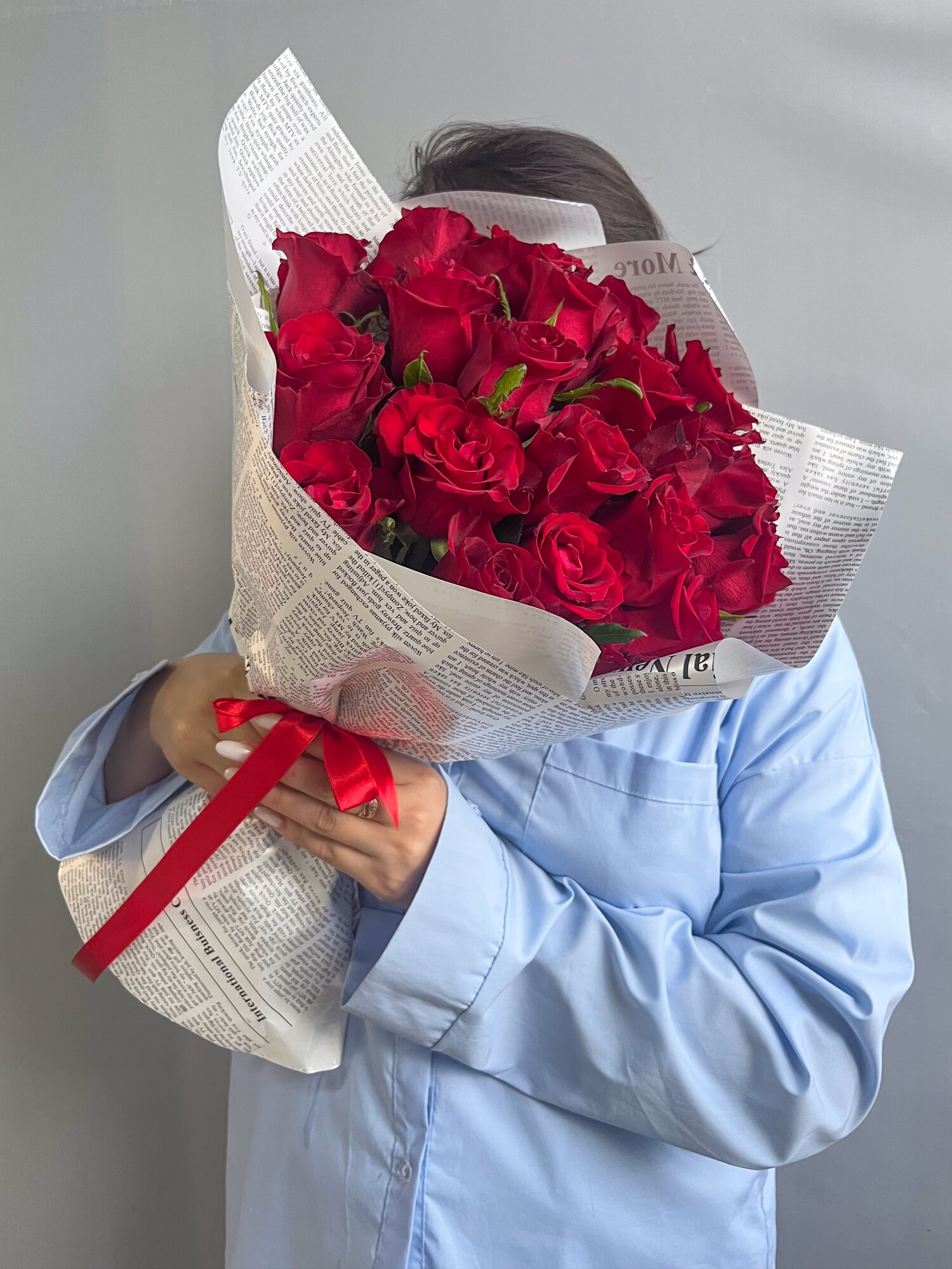 Монобукет "Красный", 21 роза, 40 см, в дизайнерской упаковке — фото 1