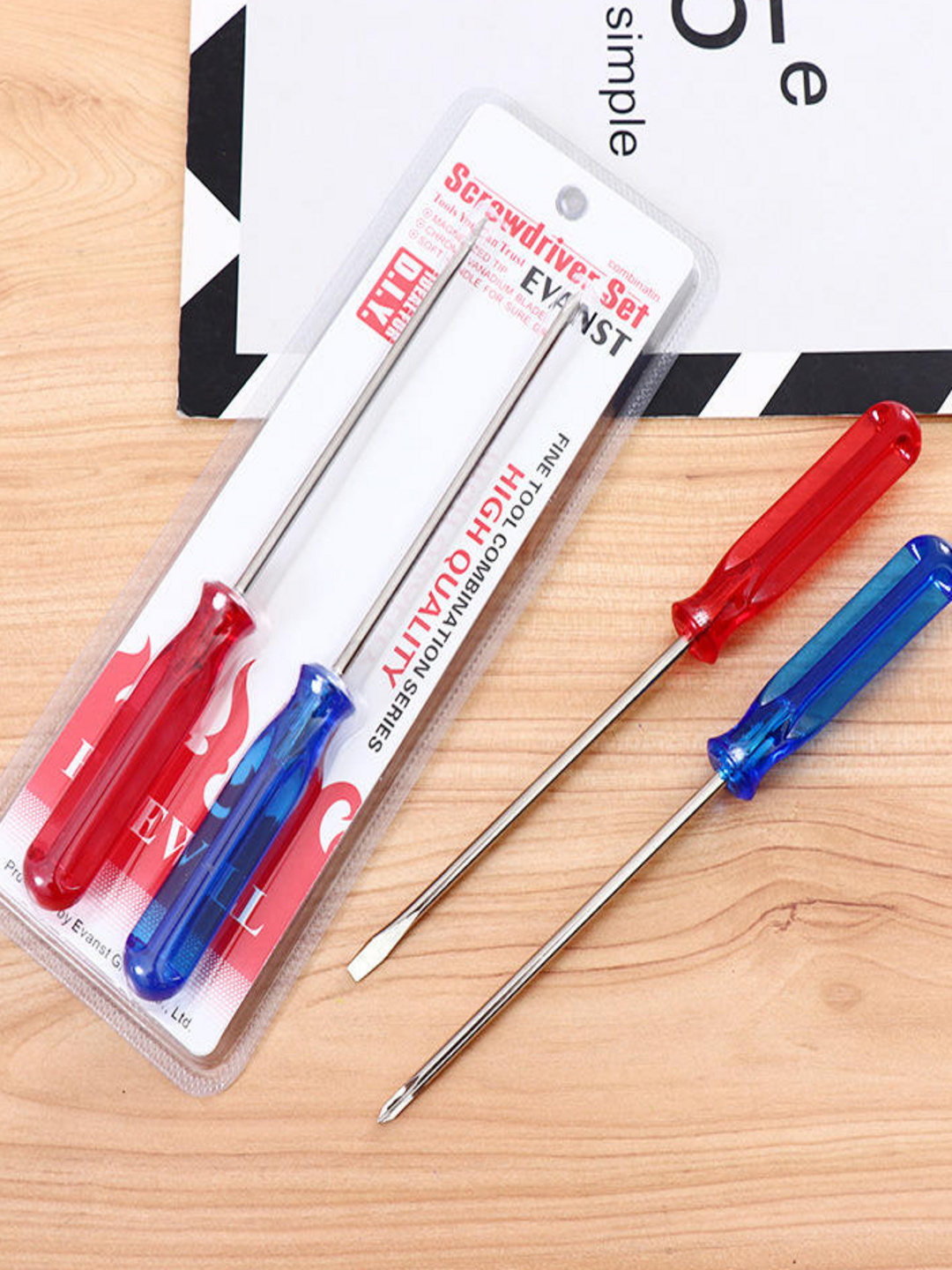 Набор отверток. В комплект входят плюсовая и минусовая отвертки.