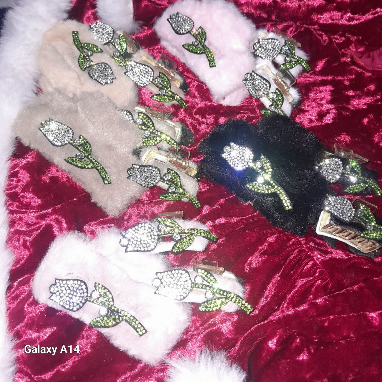 Модные заколки 3в1 с цветочным декором Эти заколки выполнены из прочного пластика и украшены элегантными цветами.