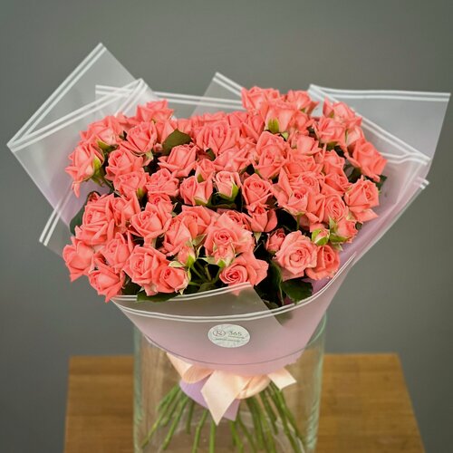 Изображение товара Букет из 25 кустовых коралловых роз в стильной упаковке. «365 Поводов» - живые цветы с доставкой