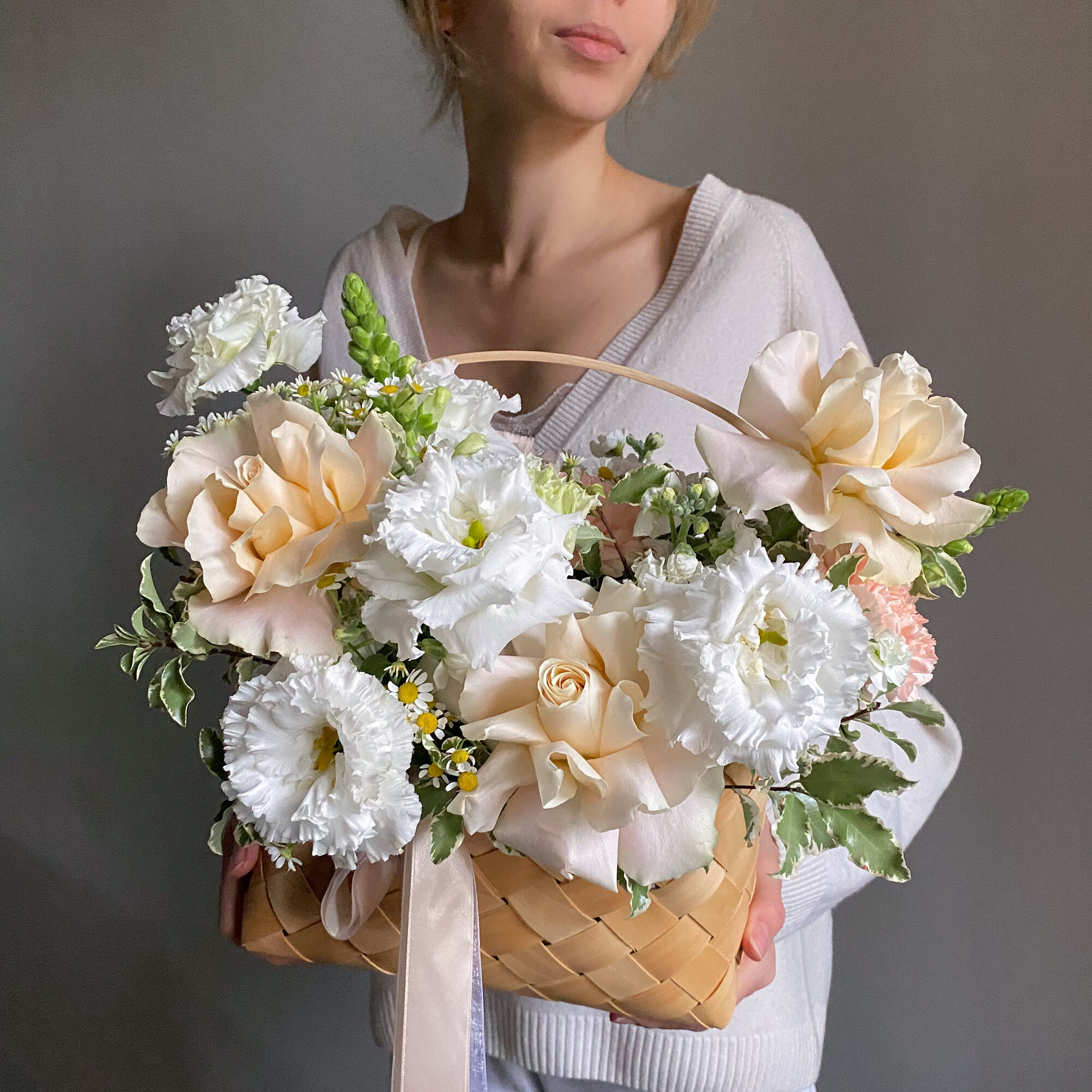 Ванильные французские розы нежные эустомы в корзине. Veresk 296