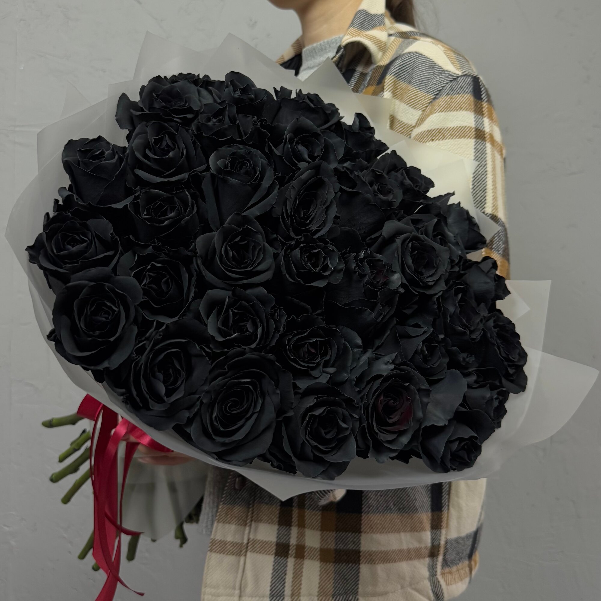 Черные Розы в большом букете из 35 штук в матовом оформлении с бордовой лентой