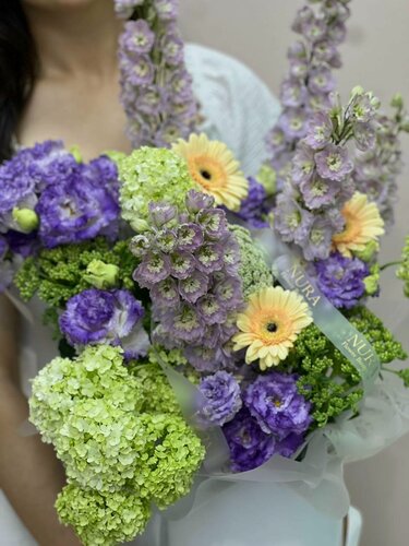 Изображение товара Букет живых цветов NURA FLOWERS, вибурнум 10, гербера 5, дельфиниум 5, эустома 5 в коробке