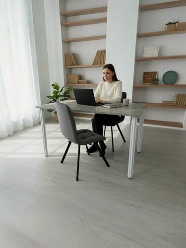 Изображение товара Стол дизайнерский письменный/ цвет Бетон Светлый, 130*80 см. Ножки белые.