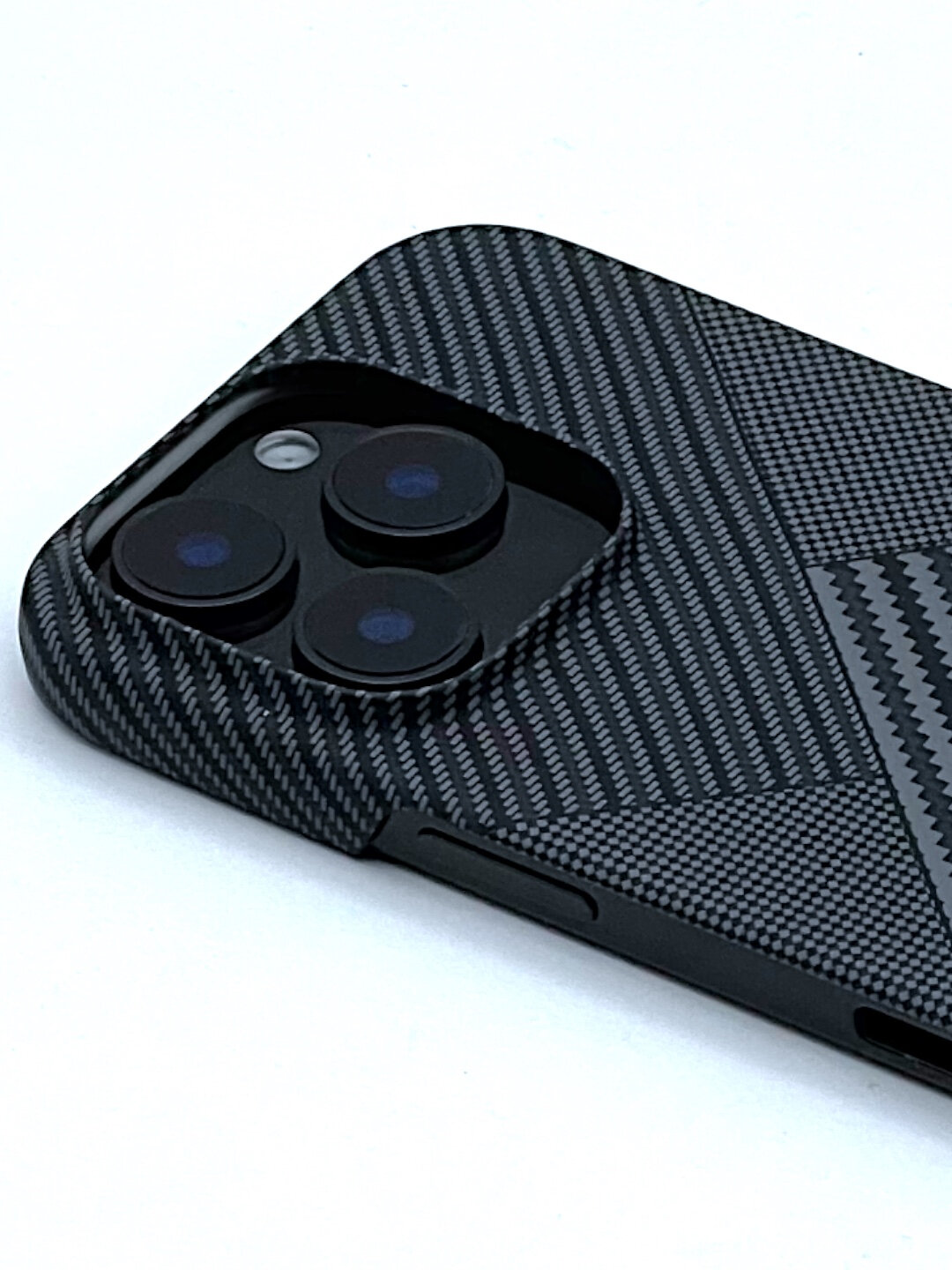 Чехол Savdo belgisi "Free Air", для iPhone 14 Pro max, карбон — фото 1