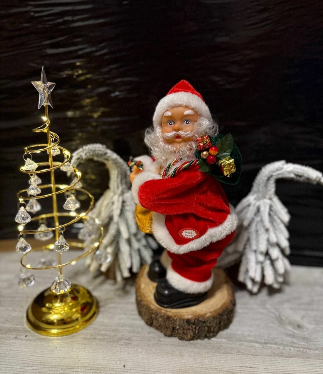 Музыкальный Дед Мороз трясет попой