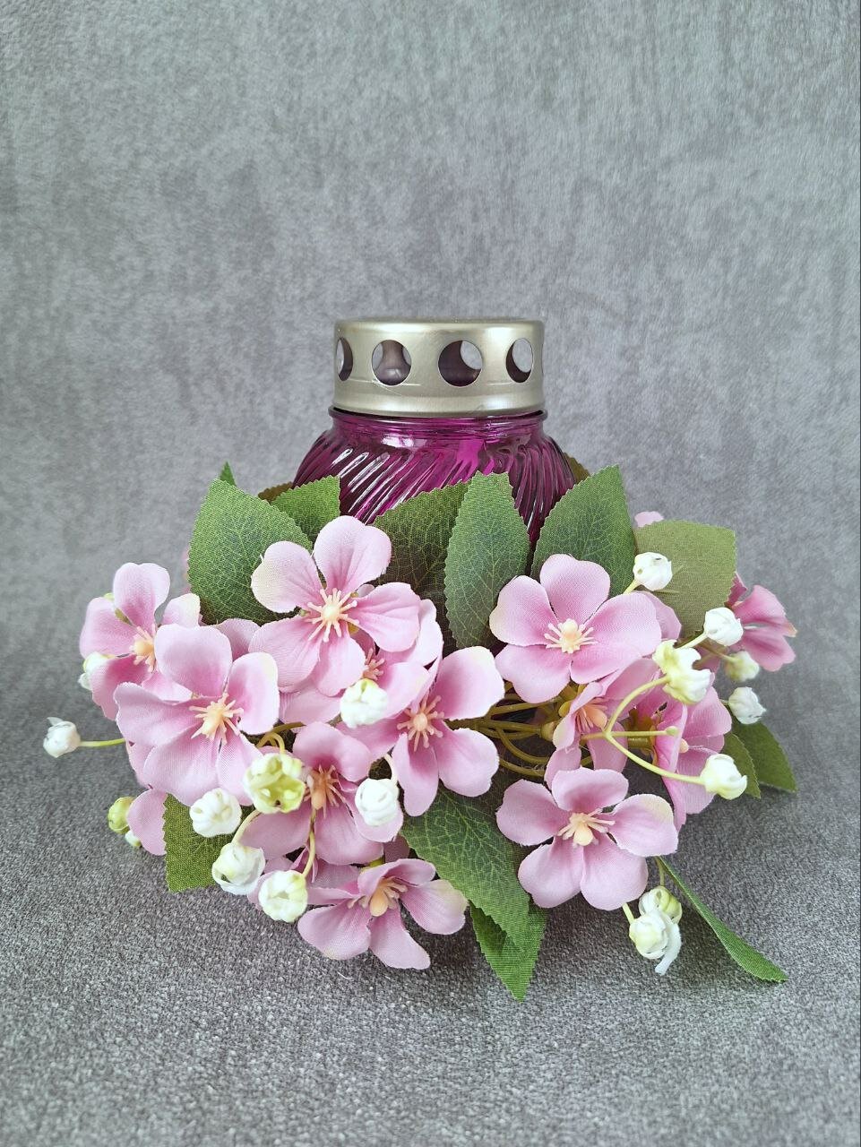 Траурный букет из искусственных цветов с лампадой / Ритуальная композиция из искусственных цветов на могилу