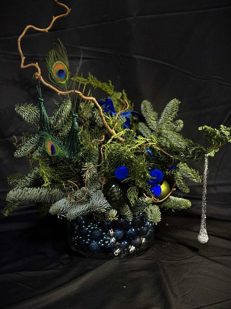 Новогодняя композиция из веточек нобилиса «Перо павлина» 35 см