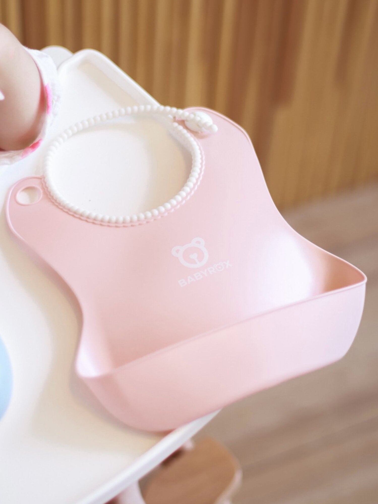 Картинки Пластиковый нагрудник с вместительным карманом BABYROX розовый