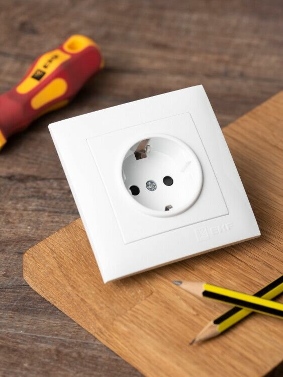 Розетка Валенсия 1-местная с/з 16А белая с защ. штор. EKF PROxima