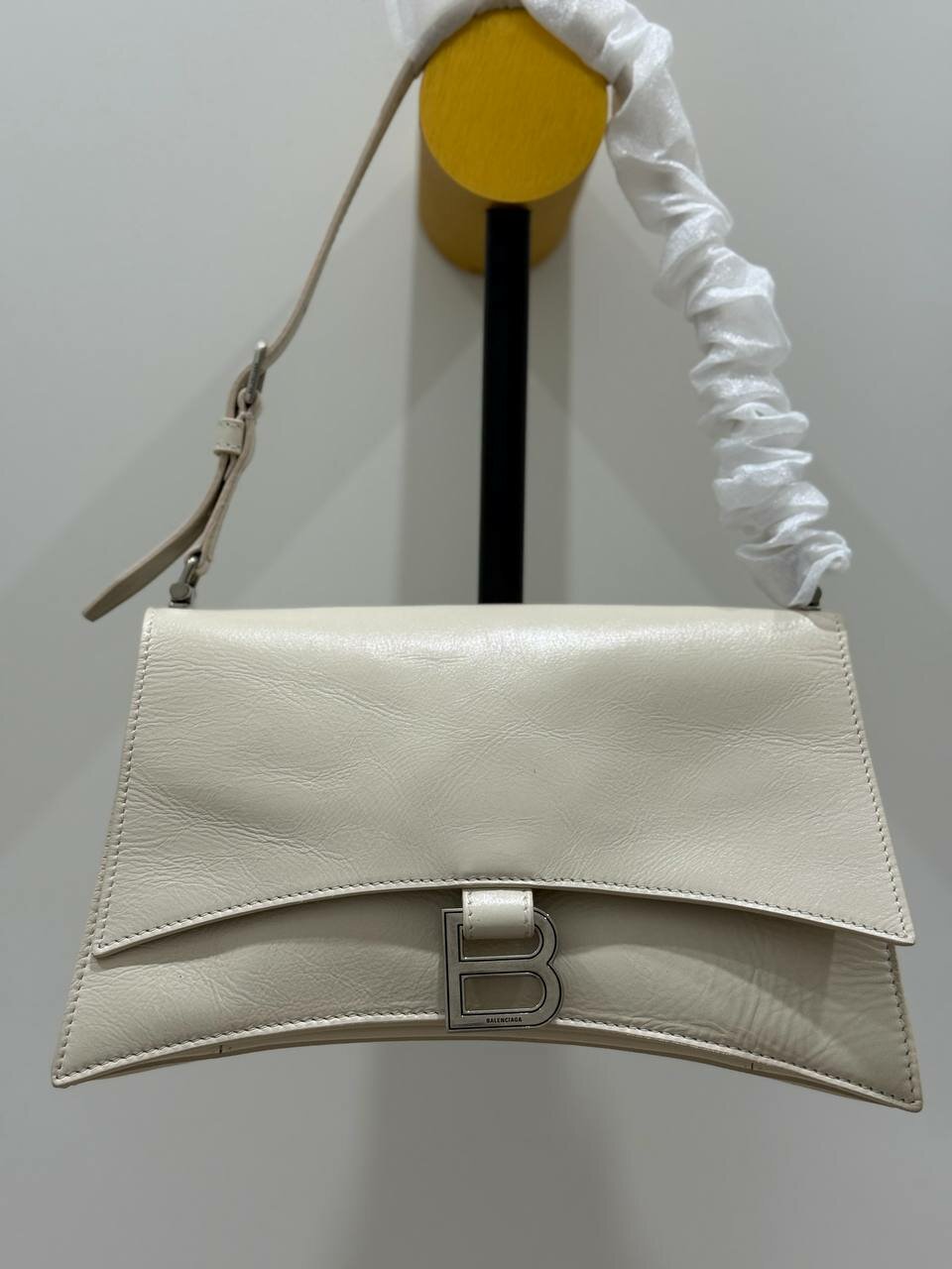 Сумка седло BALENCIAGA Crush Small, молочно-белый