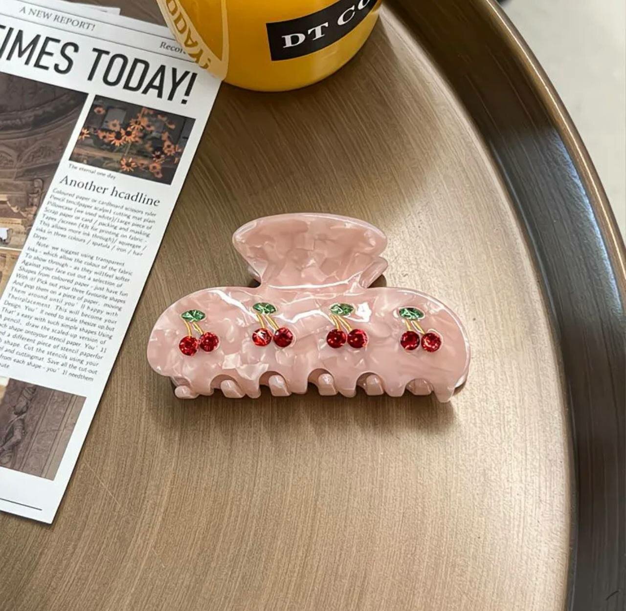 Заколка-краб «Вишня» это стильный аксессуар, который придаст образу легкость и женственность. Розовый