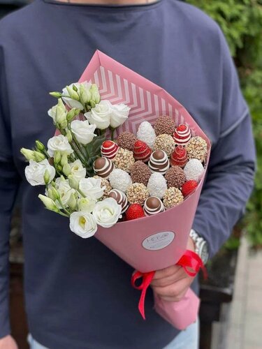 Изображение товара Букет с клубникой в белом и молочном шоколаде, орех, кокос, темный воздушный рис, 300г, эустома, Elegant 8
