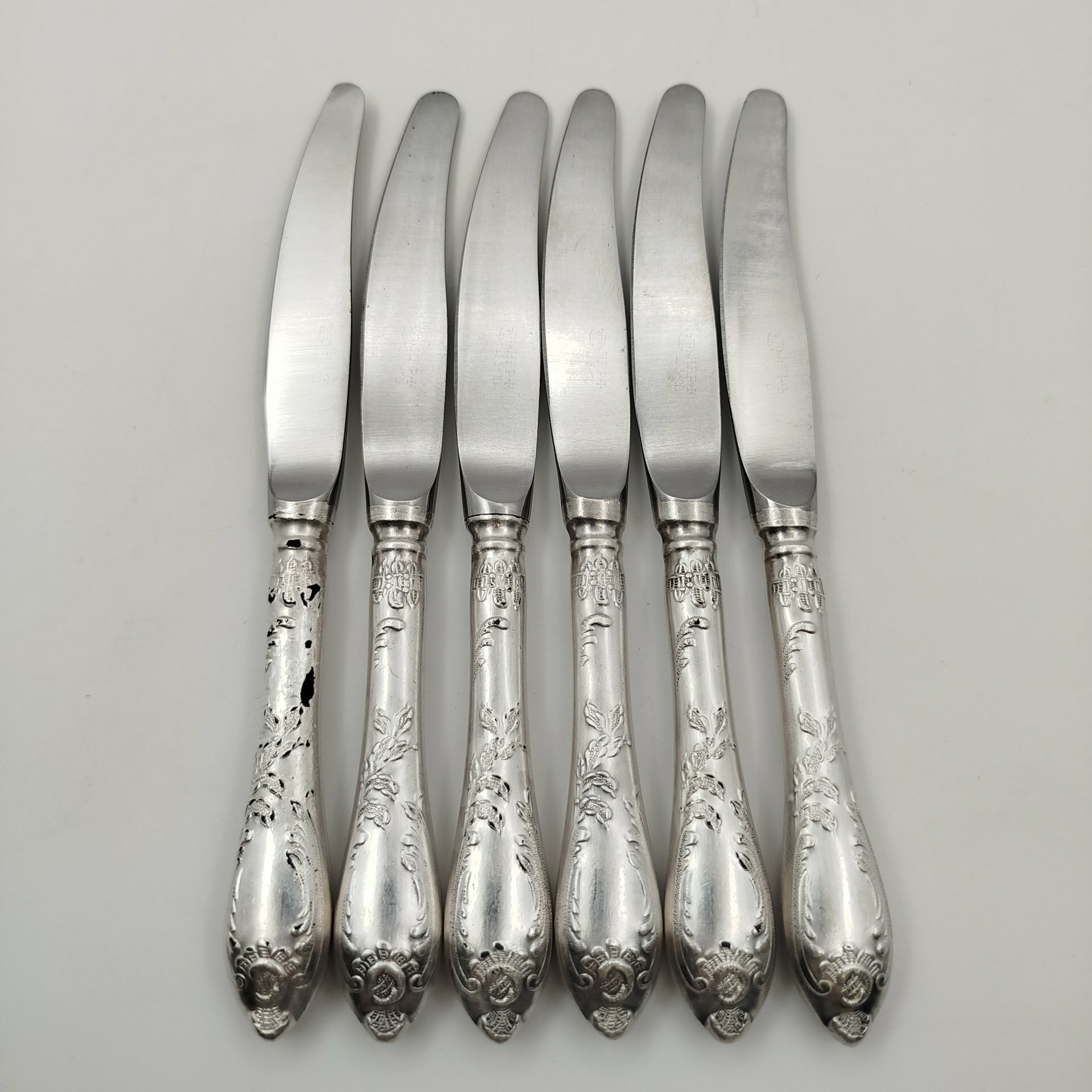 Набор из шести десертных ножей с растительным декором, мНЦ (медь-никель-цинк)