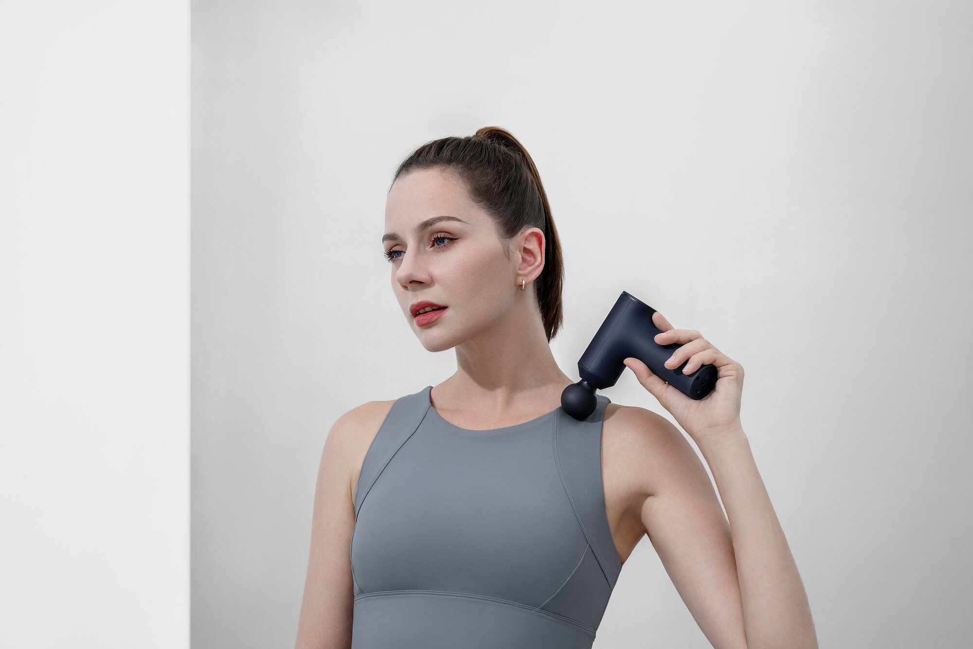 Картинки Перкуссионный массажер Xiaomi Massage Gun Mini, 3 сменные насадки, 3 режима, 2500 об/мин