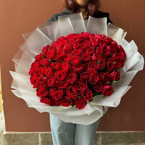 Изображение товара Букет Joy Flowers из 101 красно-малиновой кенийской розы, высота 40 см