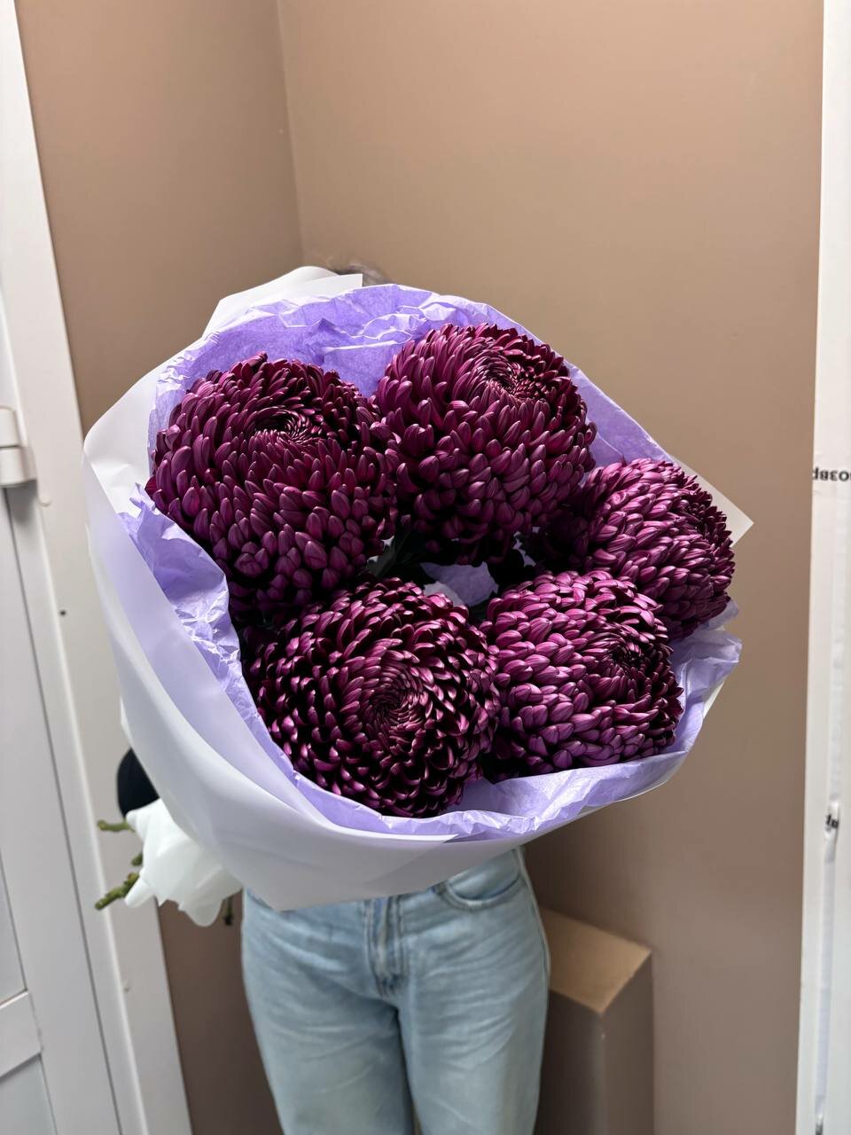 Шикарные винные хризантемы в эффектной авторской упаковке с лентой и тишью.