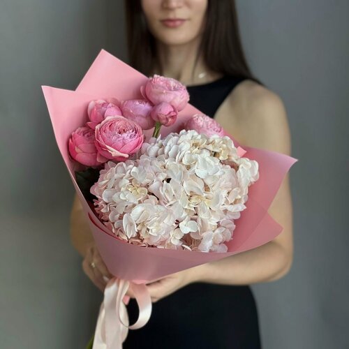 Изображение товара Букет с гортензией и розами, цветы с доставкой, цветы, живые цветы, гортензия, розы, букет гортензии