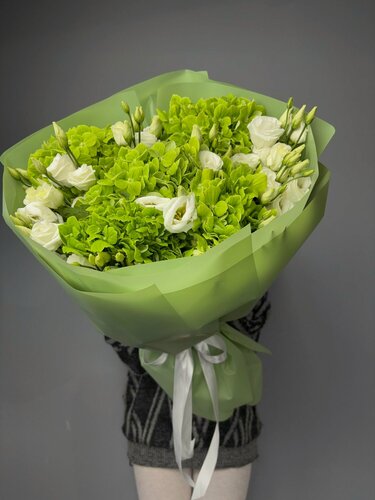 Изображение товара FRESH FLORA Изумрудный бриз – свежий букет из живых цветов гортензий и эустом с доставкой