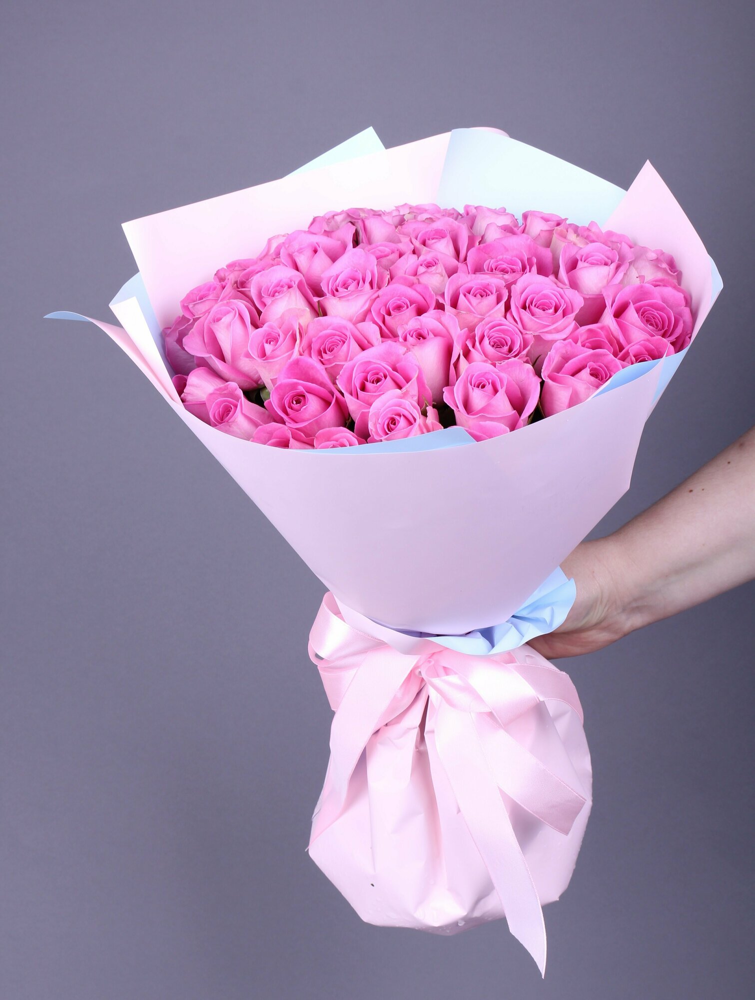 Монобукет из 29 розовых роз Аква. Для самых близких с любовью.