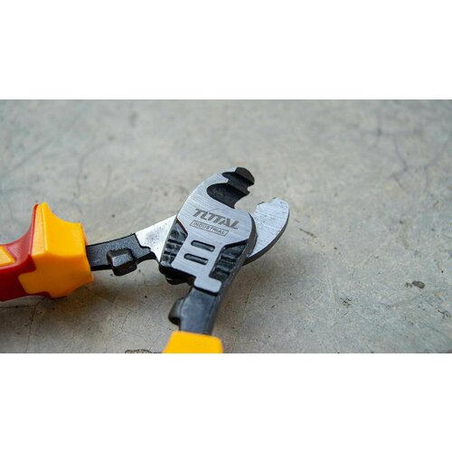 Ножницы кабелерез диэлектрический для работ под напряжением до 1000 вольт TOTAL THTIP2761 880₽