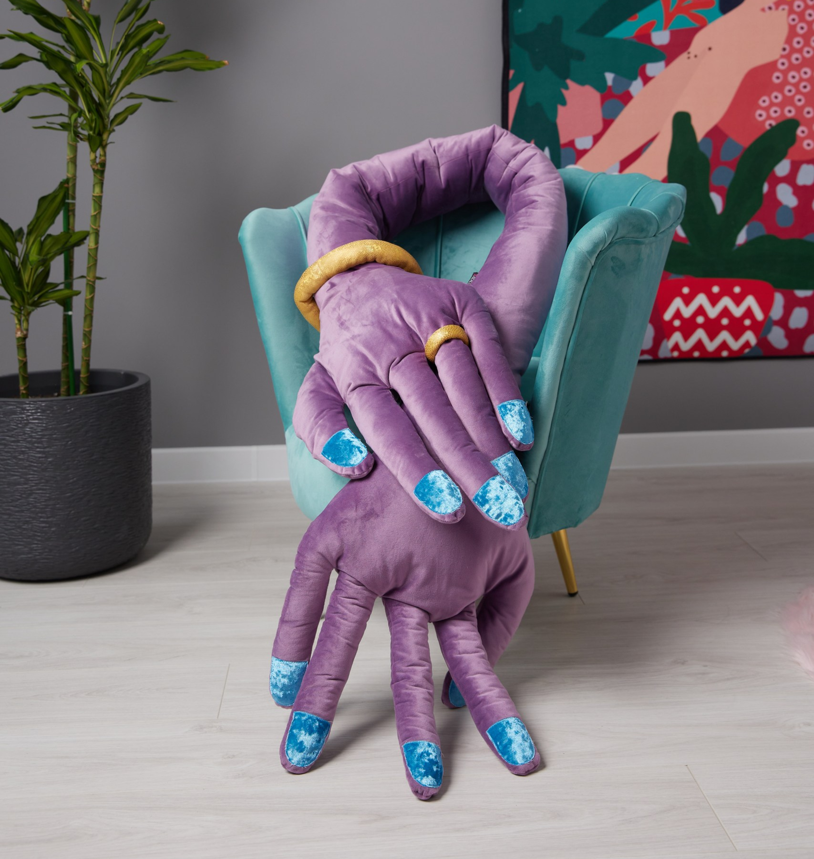 Интерьерная подушка "Руки обнимуки" светло фиолетовая