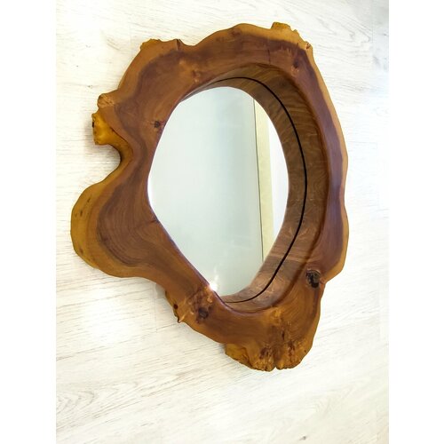 Зеркало в деревянной раме ручной работы 