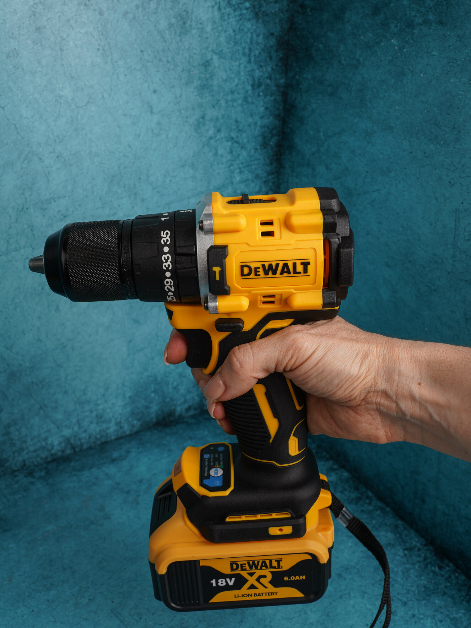 фото Аккумуляторный бесщеточный шуруповерт 18 В, 2 аккумулятора