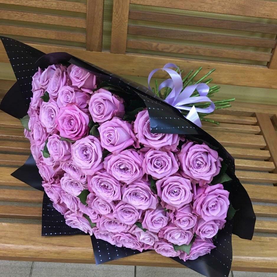 Живые цветы букет сиреневых роз в упаковке 51 шт. 50 см сорт - Маритим "Бонжур"