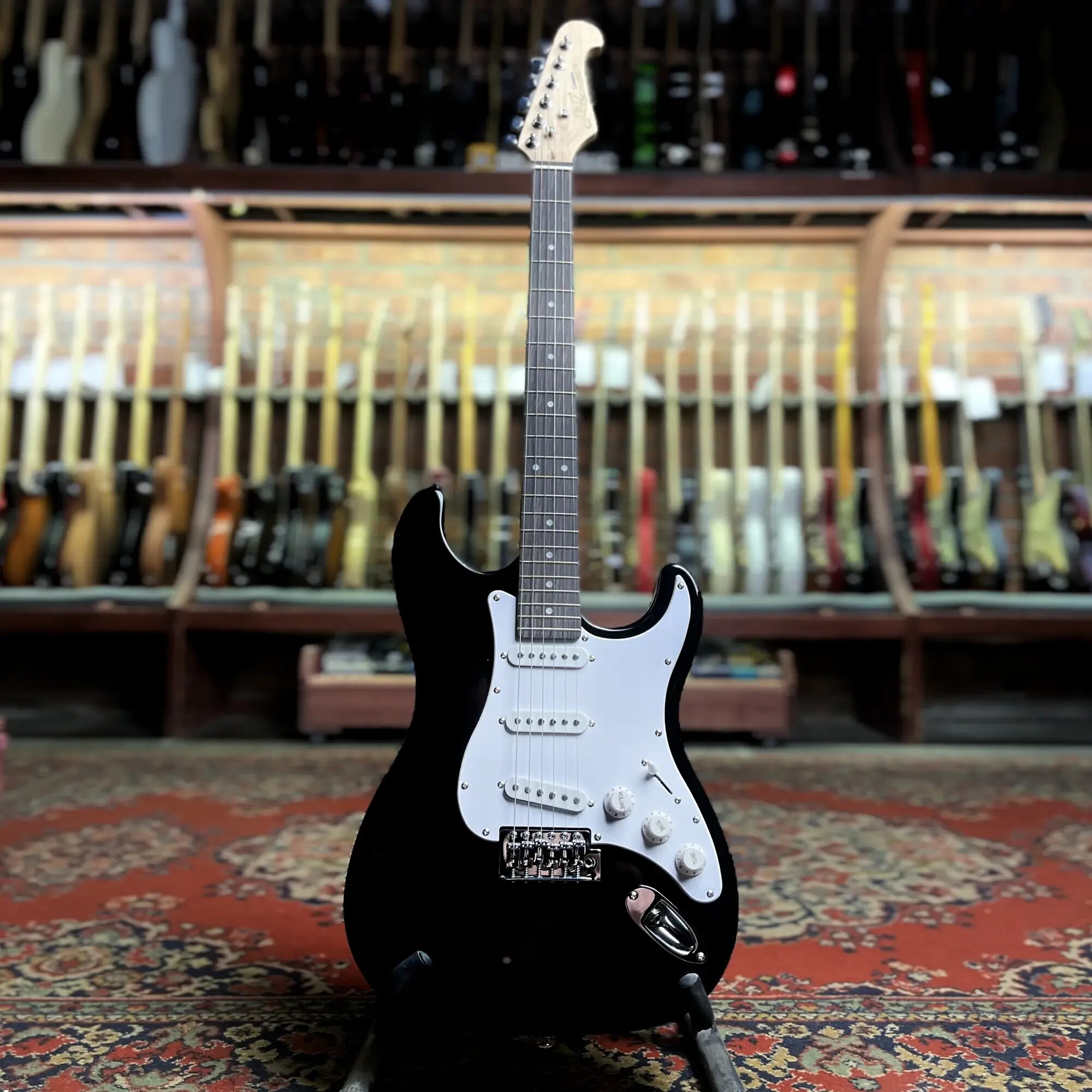 Электрогитара J&D Guitars ST-C Stratocaster SSS Black — фото 1