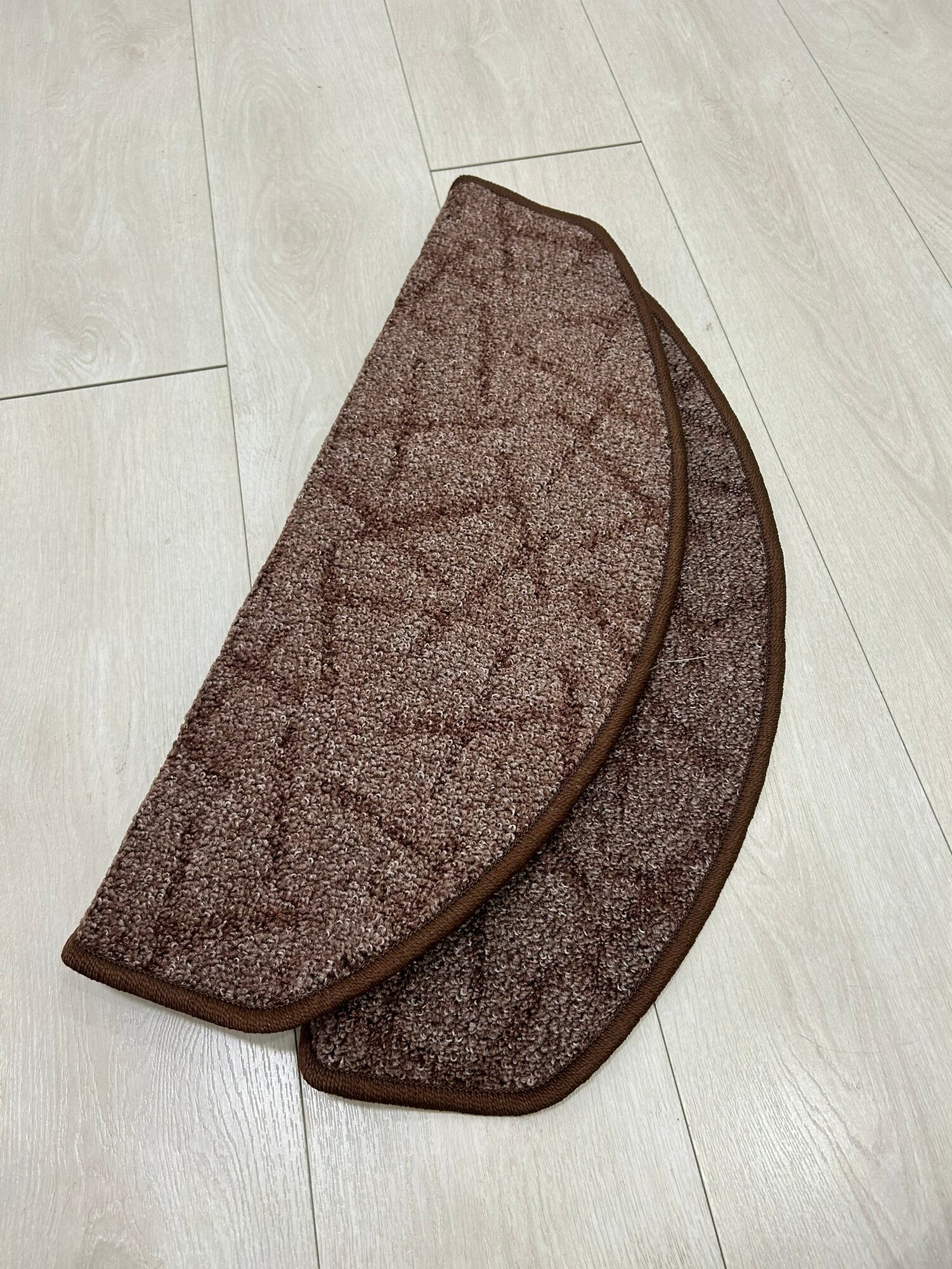 фото Накладка коврик на ступень самоклеящаяся противоскользящая коричневая с узором