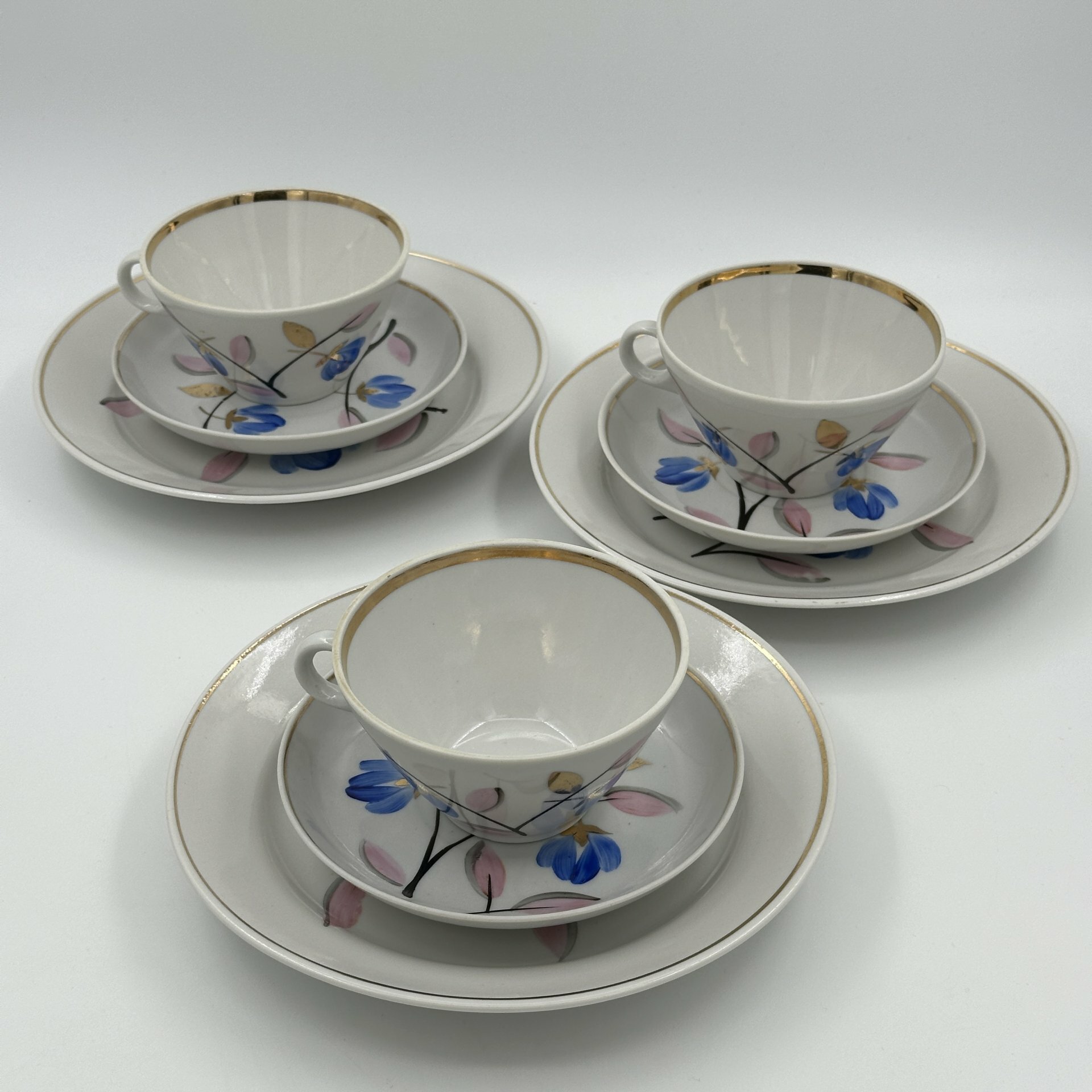 фото Набор из 3-х чайных трио, украшенных цветочным декором, фарфор, роспись