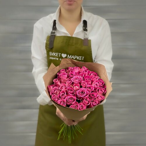 Изображение товара Букет живых цветов из 33 розовых роз 38см в крафте от Букет Маркет