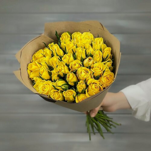 Изображение товара Букет живых цветов из 31 желтой розы 38см в крафте