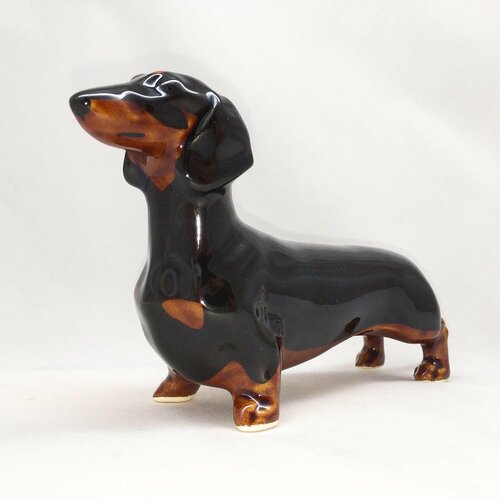 Фарфоровая статуэтки собаки такса в стойке черная