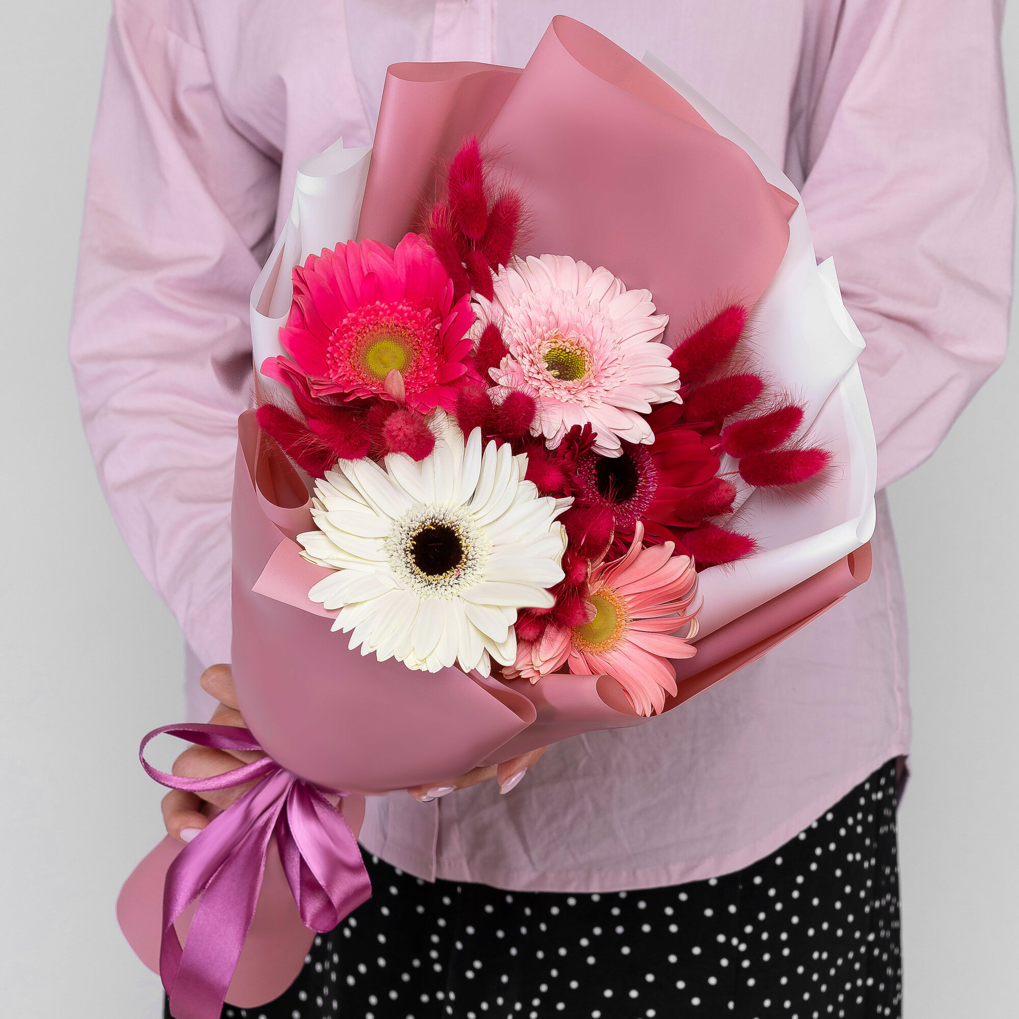 Дуо-букет Мегацвет24 "Герберы микс и лагурус" разноцветный дизайнерская упаковка