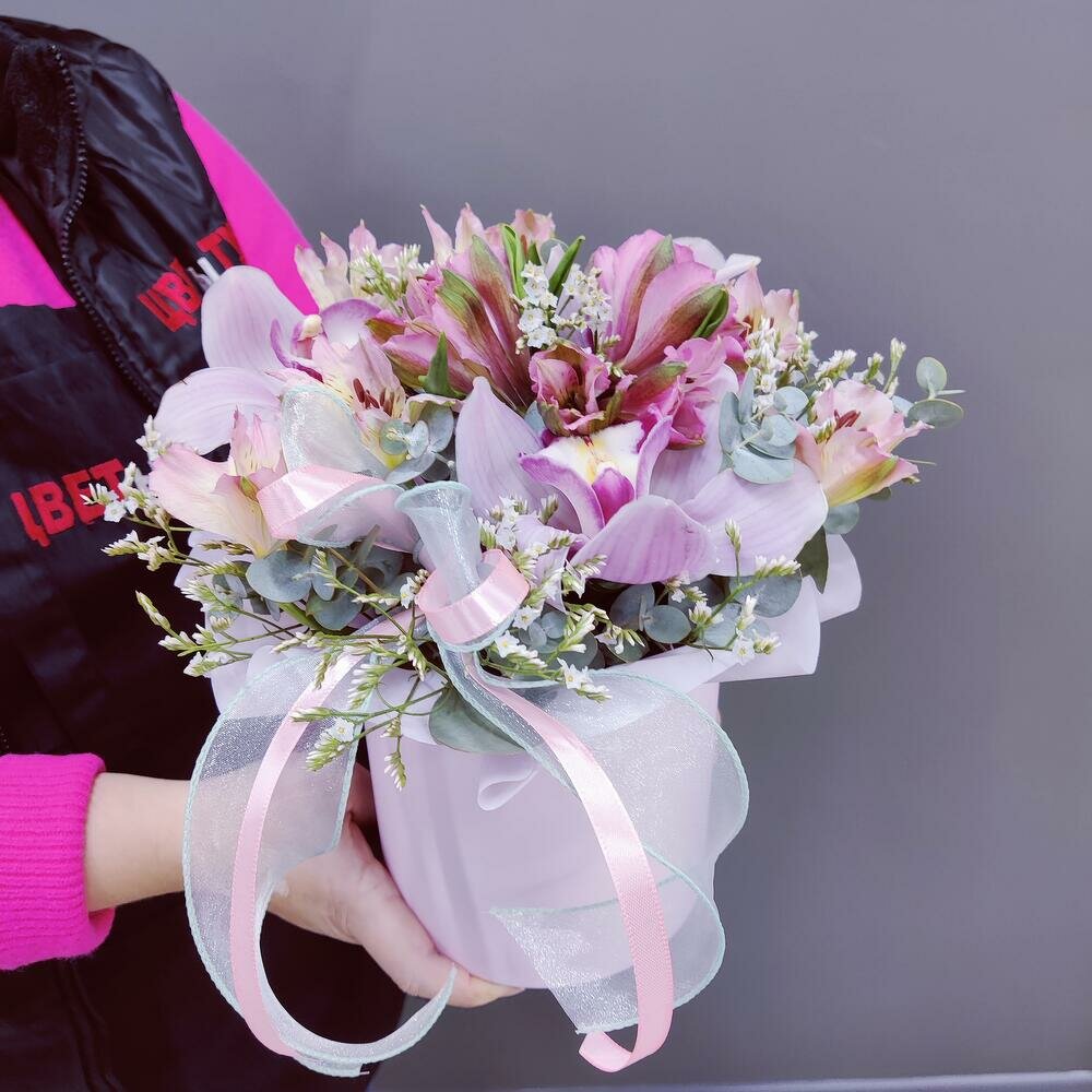 Композиция в коробке Цветочный ЛЕС из орхидеи и альстромерии 23 см розовый/зеленый