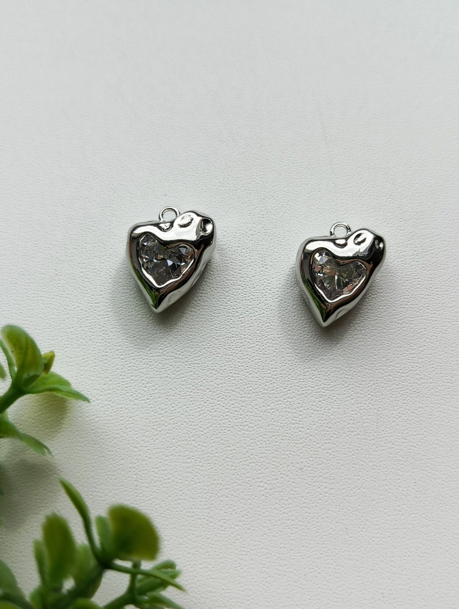 Подвеска Сердце асимметричное с фианитом 15 мм (2 шт). Латунь, родий. Корейская фурнитура для бижутерии, украшений