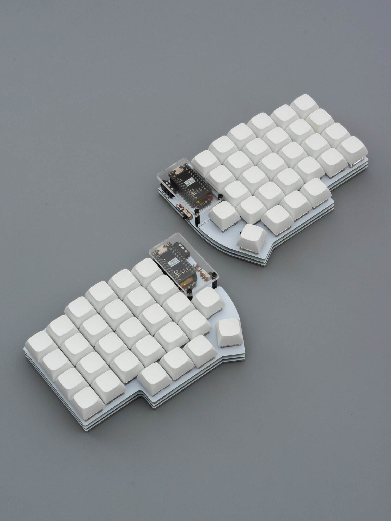 Lily58 Pro Bluetooth - ортолинейная сплит-клавиатура , свитчи Outemu Silent Peach