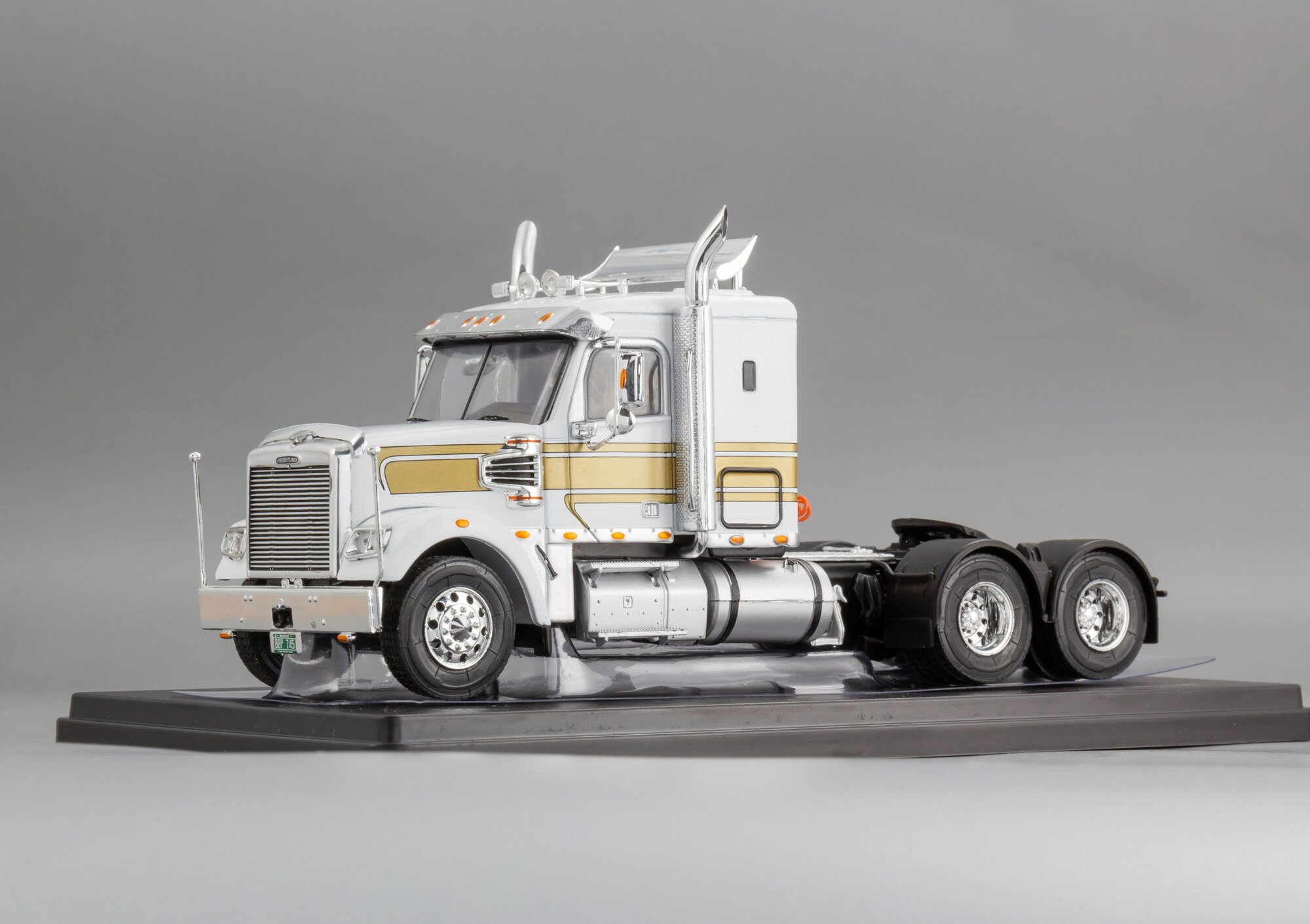 Коллекционная масштабная модель 1:43 Freightliner Coronado - 2012 от IXO — фото 1