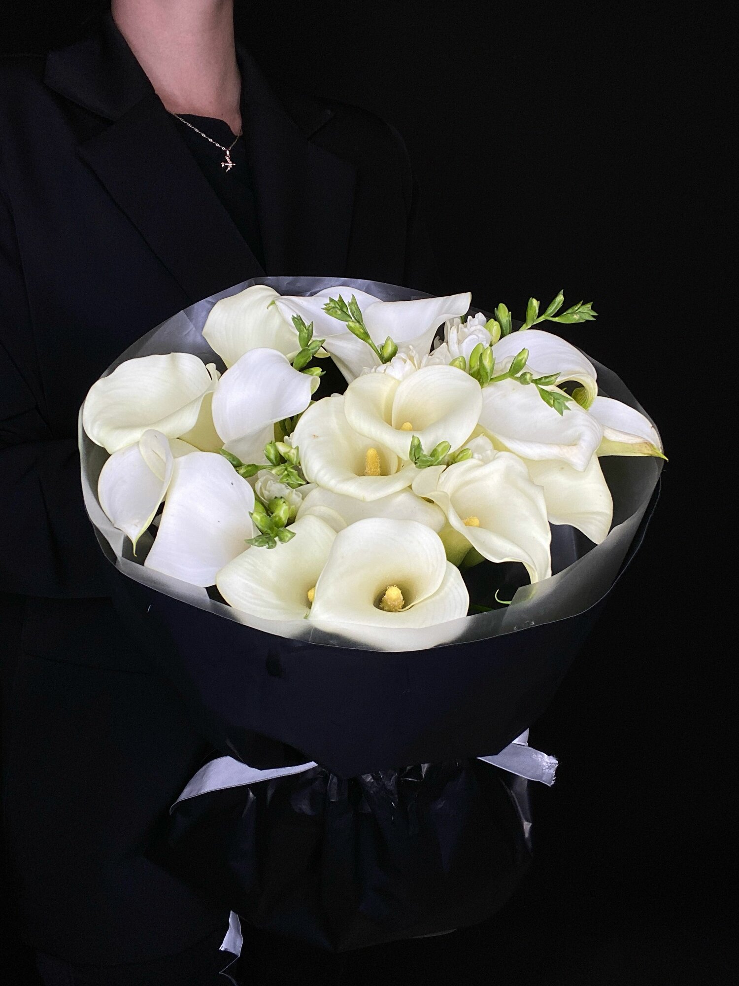 Букет нежных калл (каллы 17 шт фрезия 8 шт) высота букета 40 см