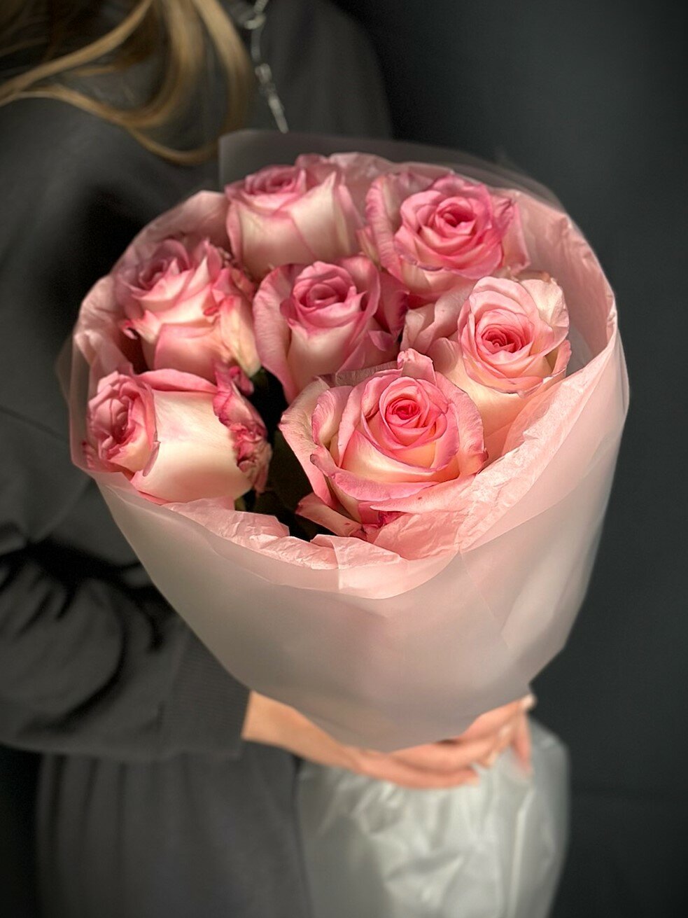 Моно букет розовые розы Эквадоп 7 штук. В дизайнерской упаковке.