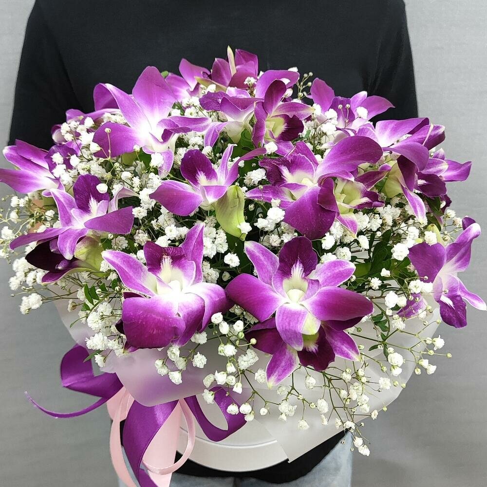 Космическая розовая Орхидея "Дендробиум" в коробке с гипсофилой фисташковая