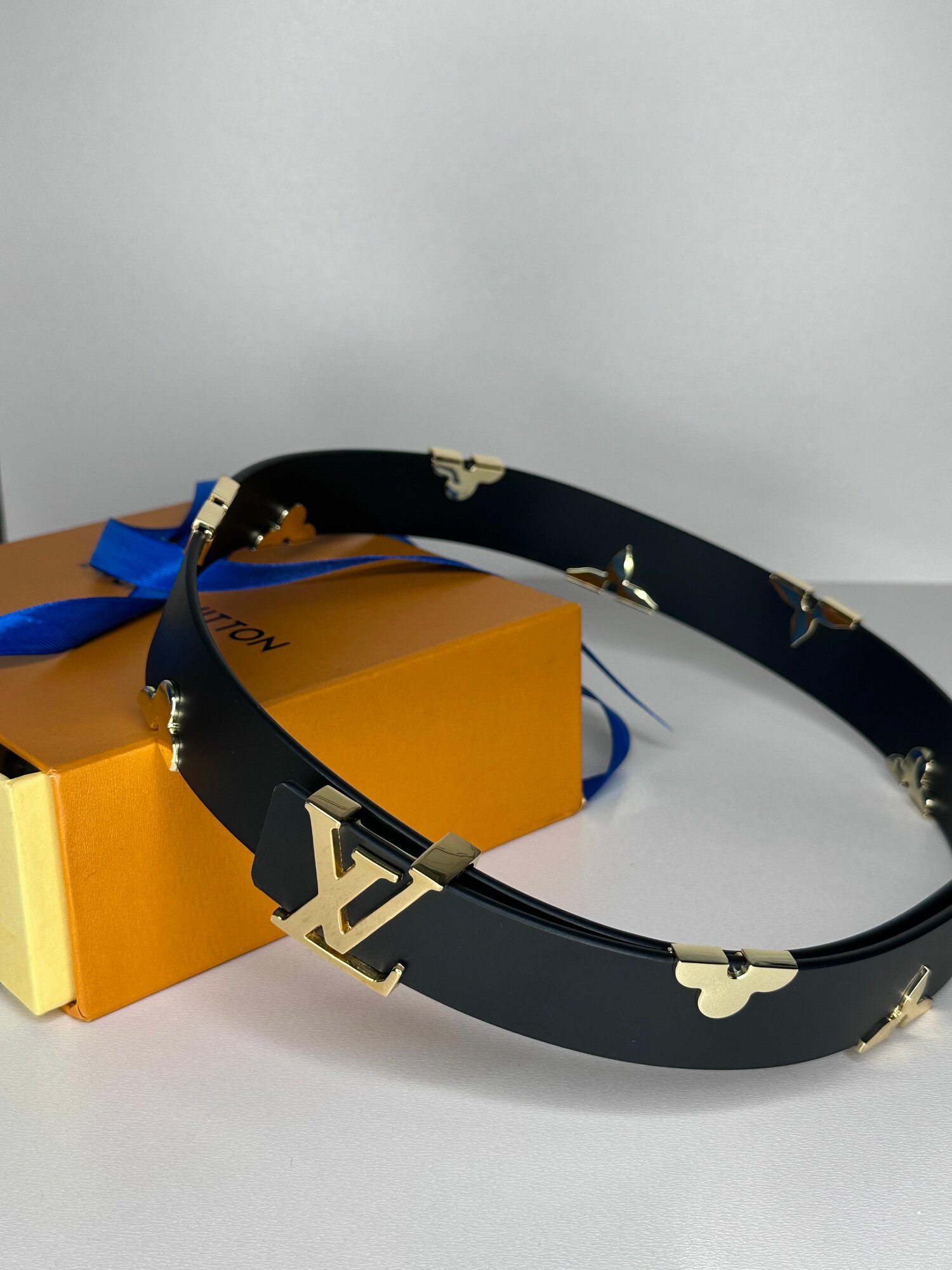 Ремень Louis Vuitton для женщин, размер 85, черный/золотой