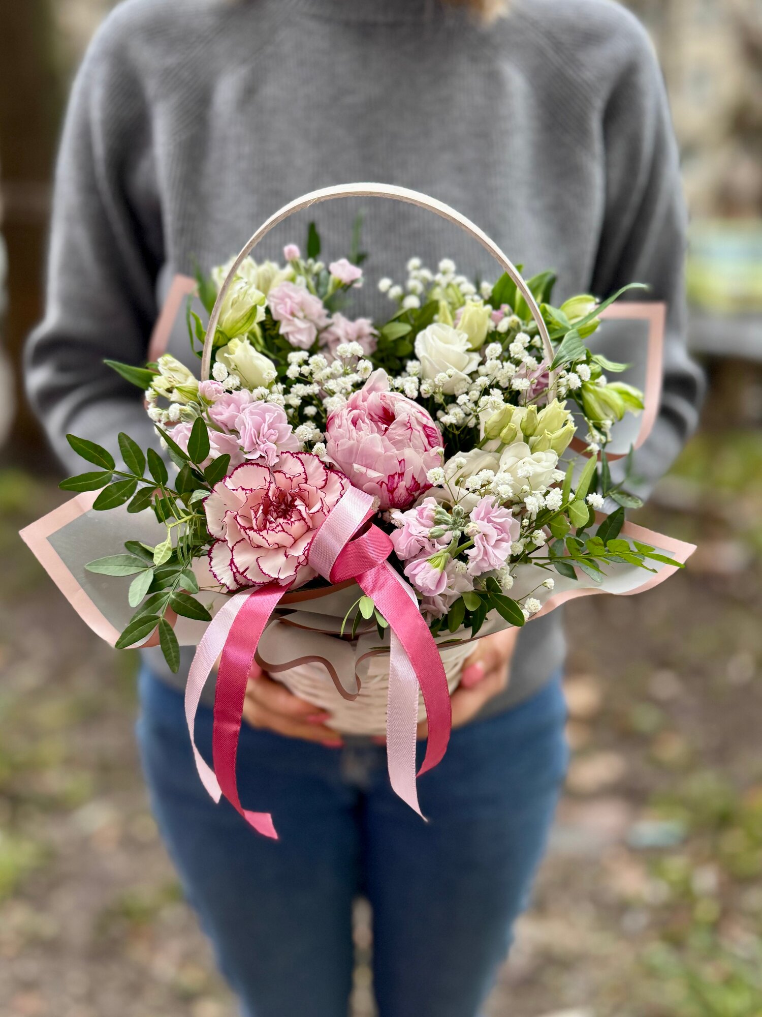 Корзина с цветами авторская композиция с пионом и маттиолой