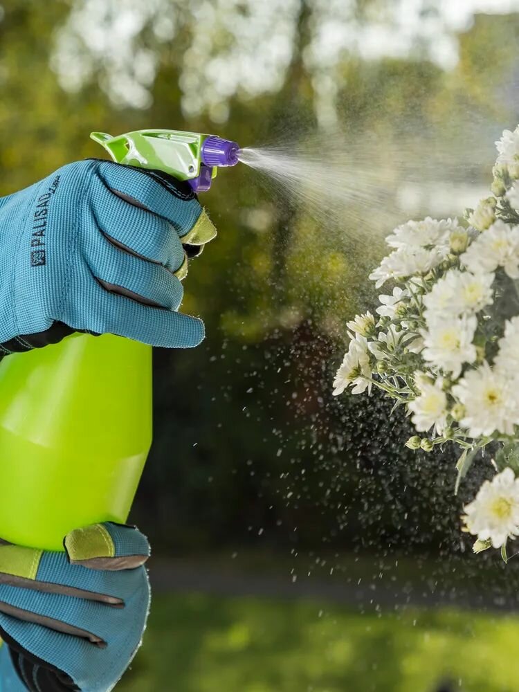 Опрыскиватель для растений садовый PALISAD 0.75 л объем ручной с пульверизатором рычажный тип поворотная головка и водозаборный шланг с фильтром 64741